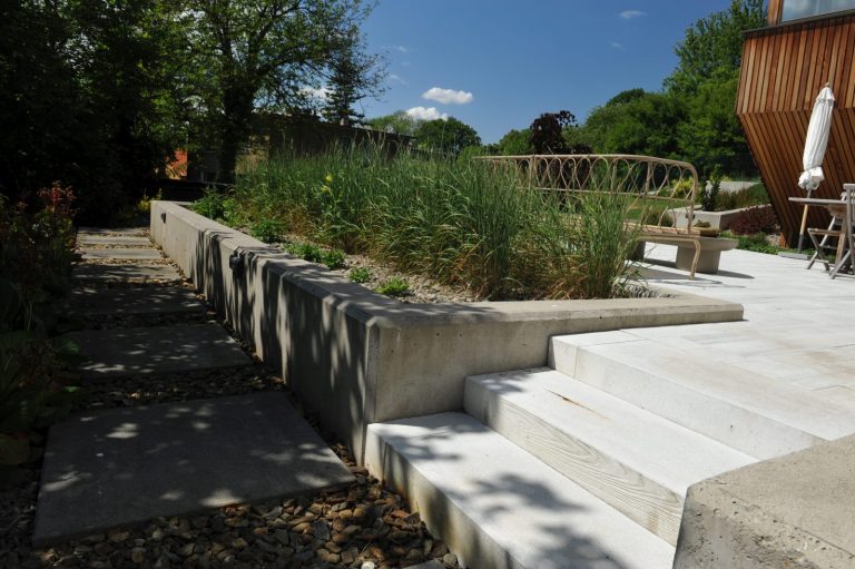 Geometryczna kompozycja i miękka zieleń – realizacja ogrodu w Cieszynie